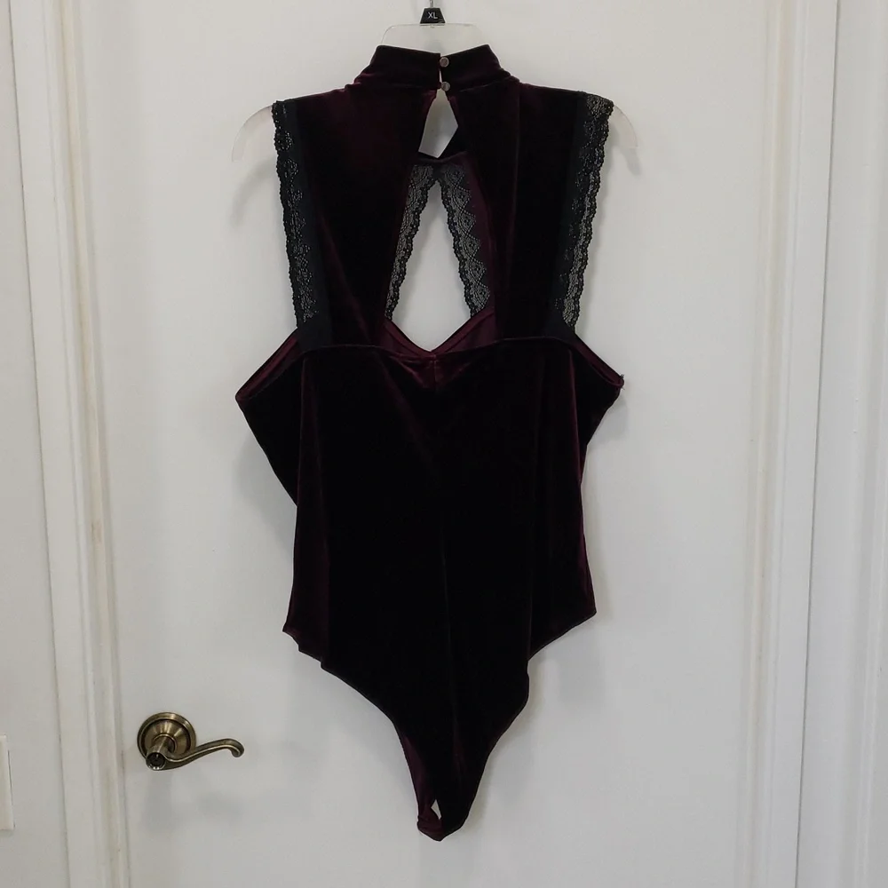 〰️Forever 21〰️ Burgundy Velvet Lace High Neck Cutout Bodysuit 2X - Picture 7 of 7